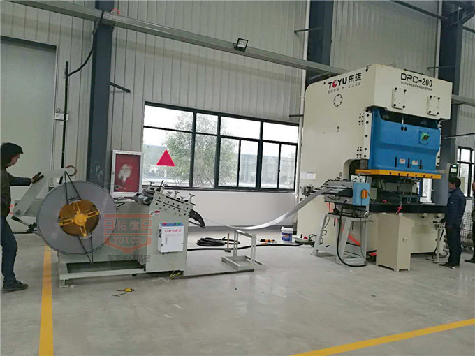 伺服滾輪送料機(jī)、卷料二合一整平機(jī)配沖床生產(chǎn)工作視頻