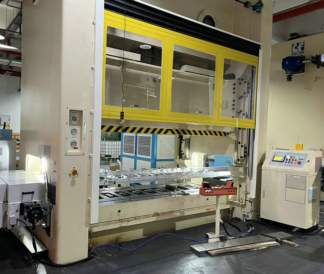 沖床多工位二次元機(jī)械手 電池殼自動沖床機(jī)械手生產(chǎn)線視頻