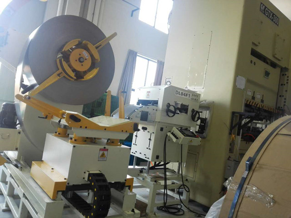 沖床三合一伺服送料機(jī)核心結(jié)構(gòu)解析：設(shè)備組成與協(xié)同工作原理