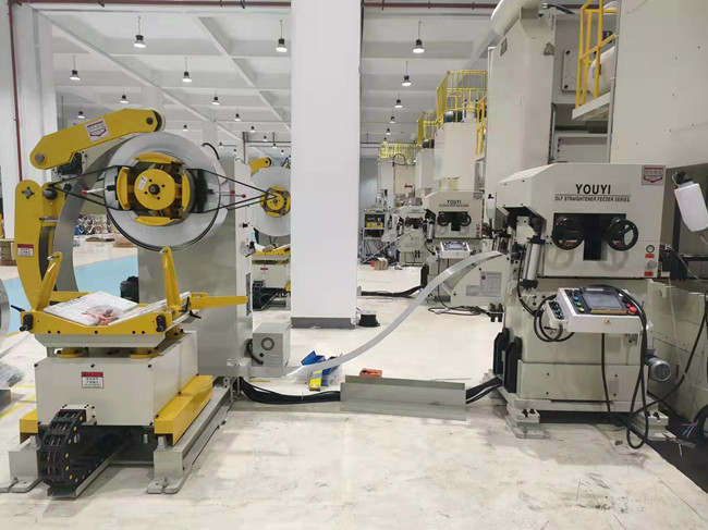 如何正確操作三合一伺服送料機(jī)？上料與進(jìn)料全流程講解